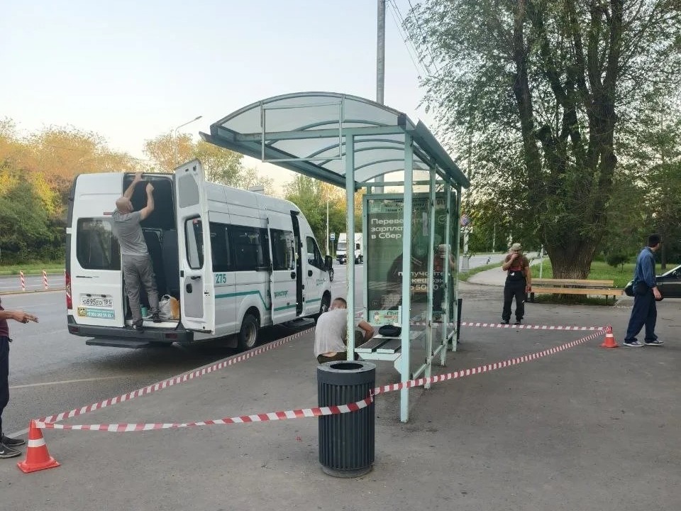 Специалисты МУП «Луганскгортранс» продолжают благоустраивать остановочные павильоны.